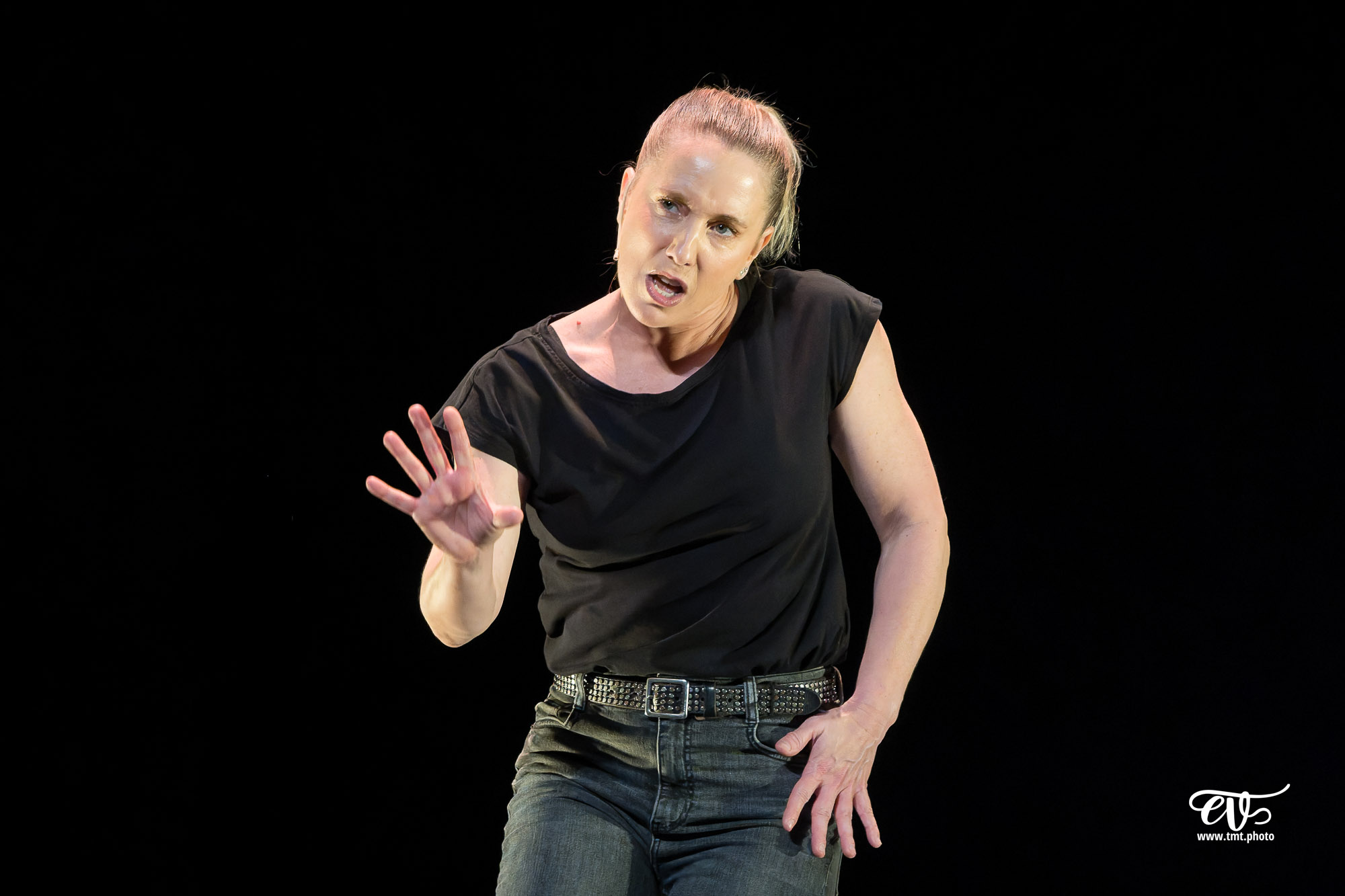 LES CHATOUILLES OU LA DANSE DE LA COLÈRE (ANDRÉA BESCOND)